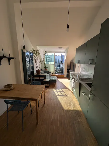 Moderne möblierte Wohnung mit Balkon in ruhiger Hinterhof-Lage — photo 1